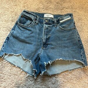 Abercrombie & Fitch Women’s Curve Love The 4” Mom Short High Rise Size 27 / 4